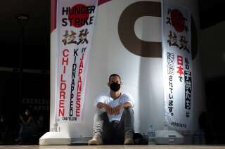 Avant les JO, ce Français privé de voir ses enfants entame une grève de la faim à Tokyo (Vincent Fichot le 10 juillet 2021 entame une grève de la faim dans une station de train à Tokyo. Photo par Philip FONG / AFP)