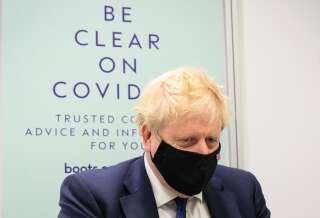 Boris Johnson dans un centre de vaccination à Uxbridge, le 10 janvier 2022