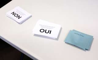 Deux bulletins de vote lors du référendum d'octobre 2020 en Nouvelle-Calédonie