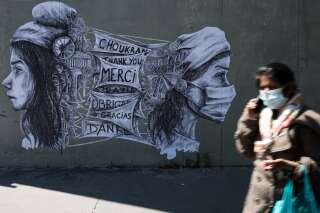 Une oeuvre de street-art de l'artiste Ardif, représentant une Marianne remerciant les soignants, le 15 mai 2020 à Paris.