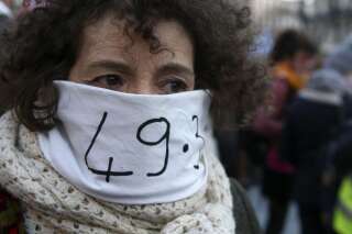 Une manifestante contre la réforme des retraites photographiée à Marseille lundi 2 mars.