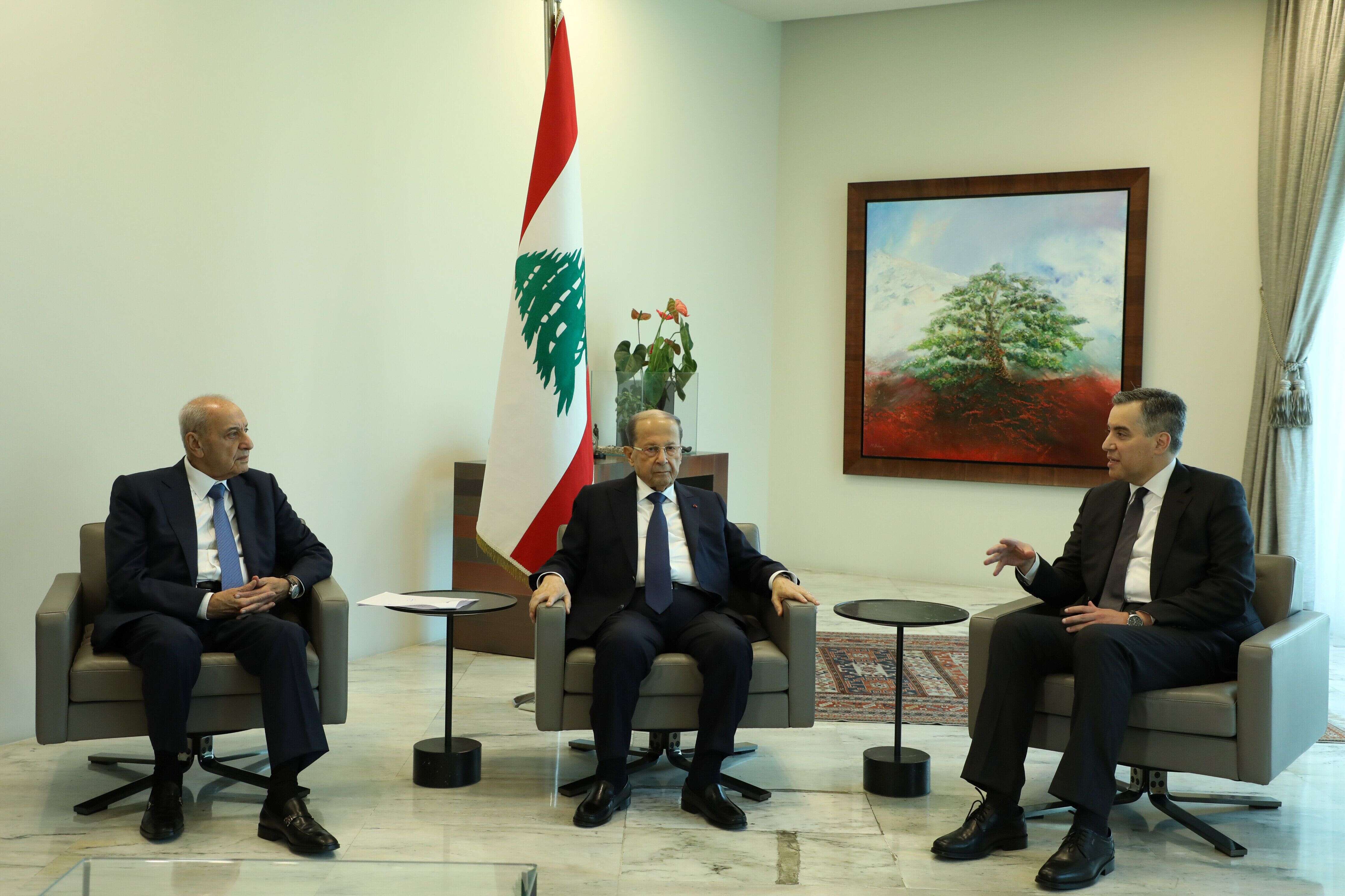 Le premier ministre libanais Moustapha Adib, ici à la droite du président Michel Aoun lors de sa désignation fin août, a annoncé qu'il renonce à former un gouvernement.