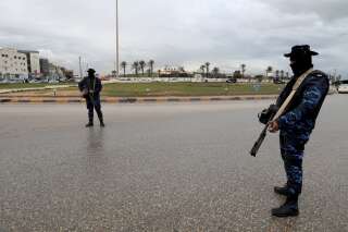 En Libye, un cessez-le-feu décrété après des mois de combat pour la capitale (photo d'illustration de gardes en faction prise près de Tripoli, le 30 décembre 2019)