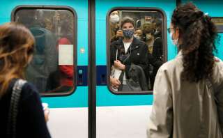 DEs passagers du métro parisien le 7 octobre 2020 (Photo by Chesnot/Getty Images)