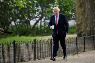 Boris Johnson, Premier ministre britannique, s'aère dans un parc après la fin du confinement en mai.