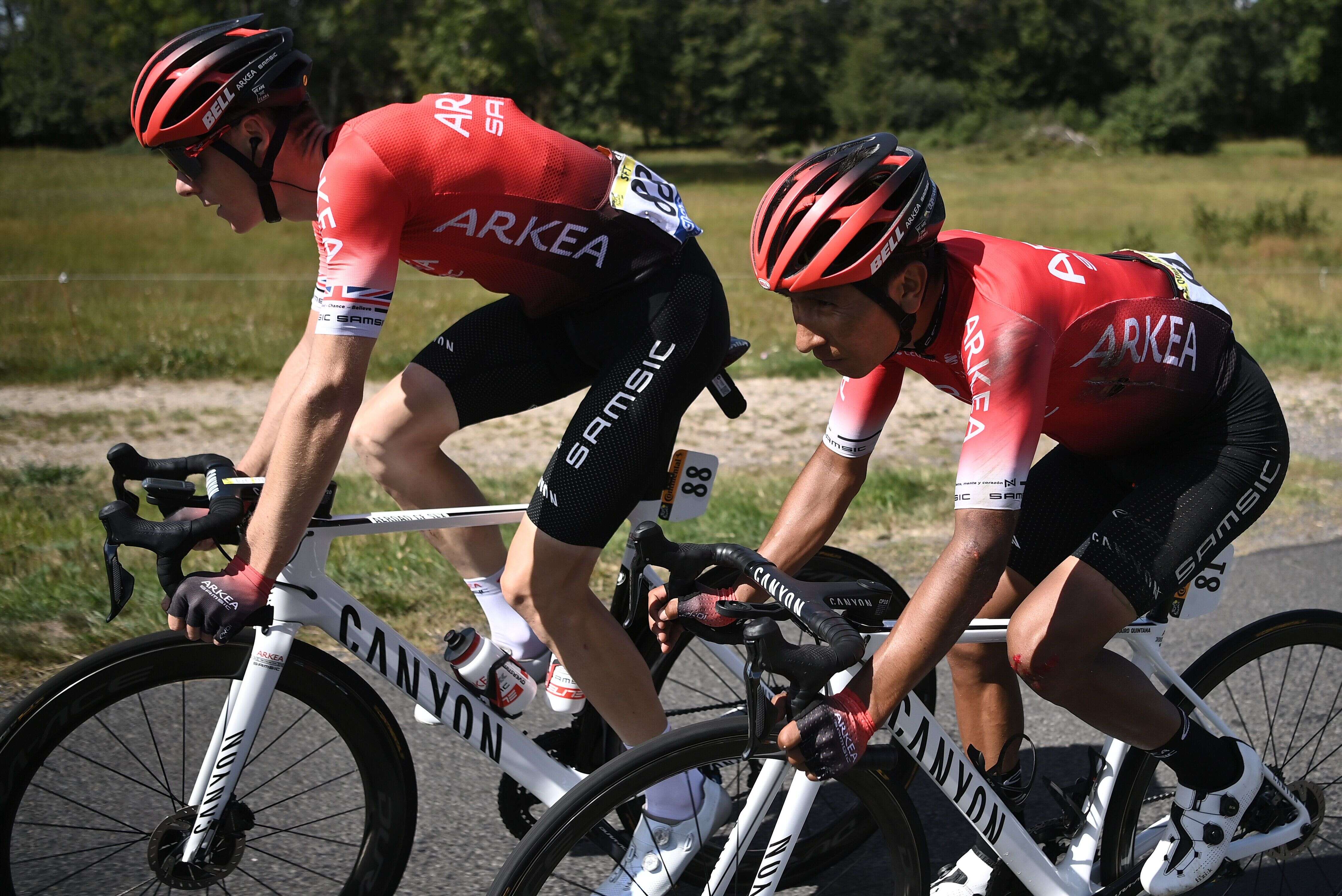 Connor Swift et Nairo Quintana lors de la 13e étape du Tour de France entre Chatel-Guyon et Puy Mary, le 11 septembre 2020.