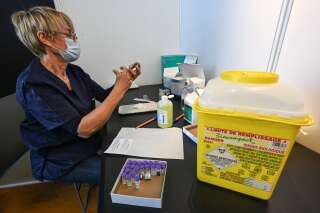 Une infirmière prépare des doses du vaccin anti-Covid-19 de Pfizer/BioNTech à Montpellier, le 15 avril 2021 (photo d'illustration).