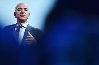 Le mémorial d'Auschwitz demande à Amazon de retirer de la vente des décos de Noël à l'effigie du camp (ici Jefd Bezos, le propriétaire d'Amazon le 22 novembre dernier)