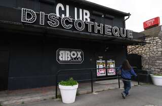 Les discothèques, à l'arrêt depuis près d'un an, ont proposé de se transformer en centre de vaccination. (Photo prise devant une discothèque de Sète le 24 novembre 2020)
