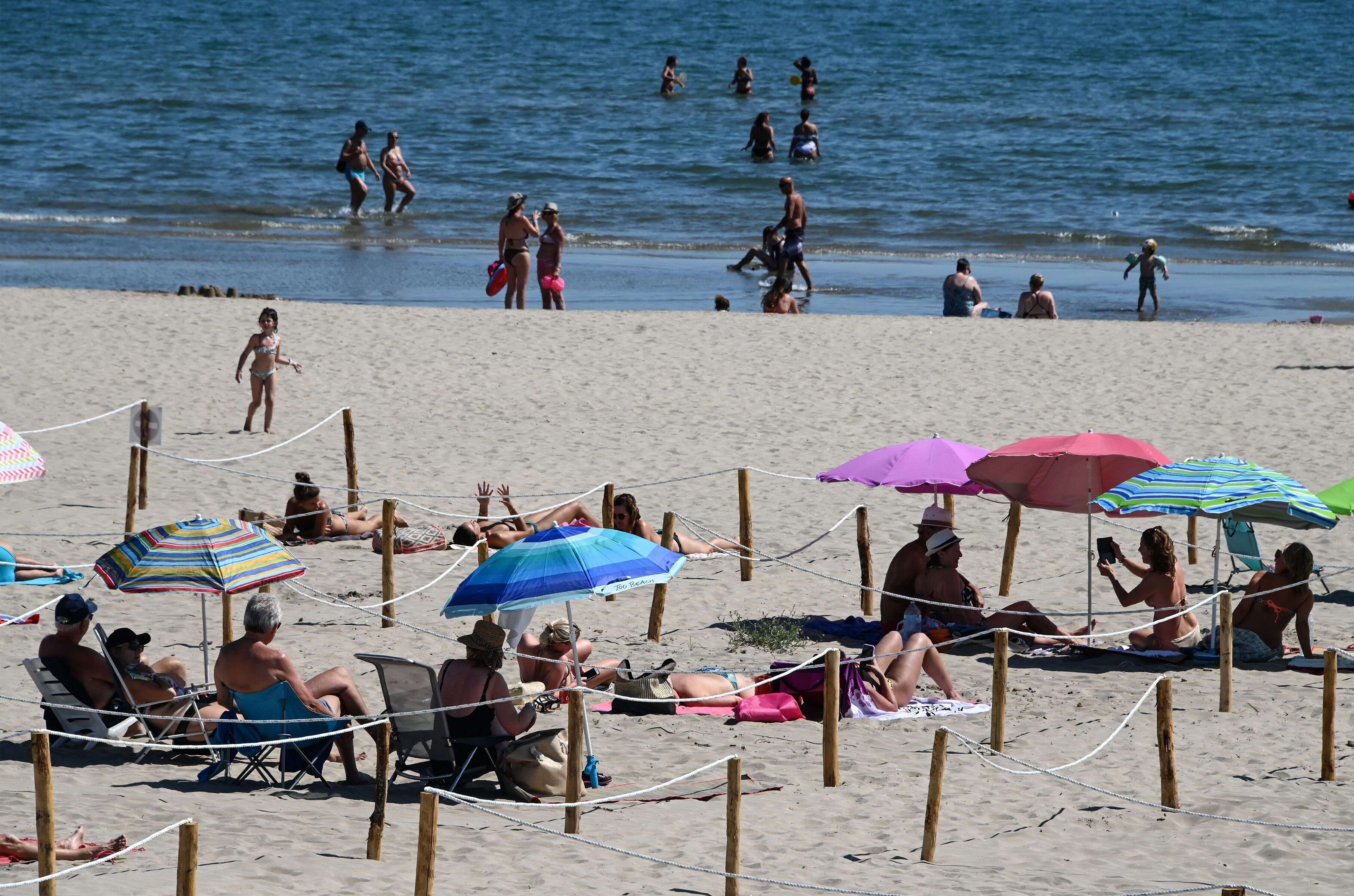 Dans l'ensemble, les plages qui vont rouvrir leurs portes à partir du 2 mai laisseront les personnes s'installer pour qu'elles puissent profiter du soleil pour bronzer.