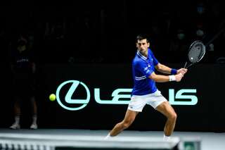 Novak Djokovic contre Marin Cilic lors des demies finales de la Coupe Davis, à Madrid, en Espagne, le 3 décembre 2021