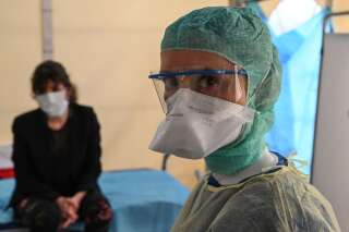 Une femme examinée par un médecin dans un centre médical Covid-19 de l'hôpital Saint Roch, à Montpellier, le 8 avril 2020.