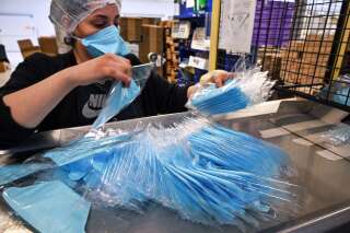 Le gouvernement va demander aux entreprises françaises de constituer des stocks de masques (Image d'illustration : le 28 février dans une usine de Mably).