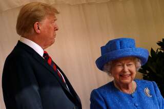 La reine Elizabeth II a-t-elle fait passer des messages subtils avec ses broches durant la visite de Donald Trump?