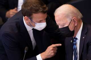 A quoi pourra ressembler l'appel entre Biden et Macron sur l'affaire des sous-marins (Emmanuel Macron et Joe Biden, Photo prise en juin 2021 par Brendan Smialowski, Pool via AP)