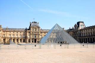 La pyramide du musée du Louvre pendant le premier confinement, le 8 avril 2020, à Paris, en France.