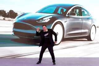 Elon Musk a interdit les achats de Tesla en bitcoin, pour des raisons environnementales (photo prise lors d'une conférence de presse le 7 janvier 2020 à Shangaï)