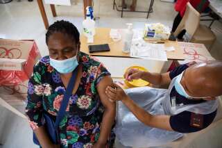 Une soignante reçoit une dose du vaccin de Johnson & Johnson contre le Covid-19 en Afrique du Sud, le 18 février 2021 (photo d'illustration).
