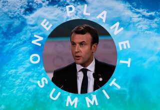 Emmanuel Macron photographié sur un écran lors d'un discours pour le sommet 