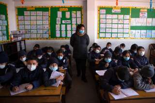 300 millions d'enfants sont privés d'école à cause du nouveau coronavirus (photo d'illustration; des enfants en classe au Népal)
