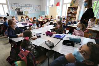 Des élèves assistent à une classe dans une école d'Antibes, dans le sud de la France, le 26 avril 2021.