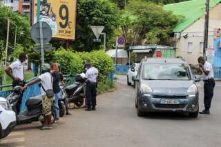 Le confinement à Mayotte levé mi-mars, plus d'1 mois après son instauration (Photo d'illustration: des agents de police contrôlent les attestations de sortie dans un village à Mayotte en février 2021)