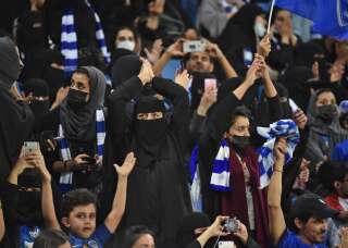 L'Arabie saoudite fait un nouveau (petit) pas pour le droit des femmes (photo d'illustration de femmes saoudiennes dans le King Saud University Stadium pour un match de football le 17, 2019
