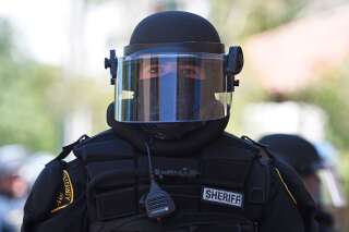 Un adjoint au shérif du comté de Contra Costa, vêtu d’un uniforme anti-émeute, patrouille sur l’avenue Lincoln à Walnut Creek, en Californie, le 1er juin 2020.