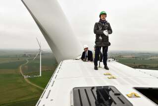 Nicolas Hulot au sommet d'une éolienne pour vanter les énergies renouvelables
