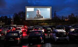 Une projection dans un cinéma drive-in à Essen, en Allemagne, le 30 mars 2020. La limité est fixé à maximum deux spectateurs par voiture et les billets sont vendus exclusivement en ligne.