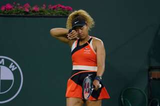 Insultée par une spectatrice, Naomi Osaka fond en larmes en plein match, le 12 mars 2022, lors du deuxième tour du tournoi d'Indian Wells.