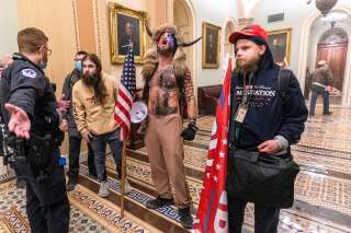 Des partisans de Donald Trump dont Jake Angeli, à l'intérieur du Capitole le 6 janvier 2021 (AP Photo/Manuel Balce Ceneta)
