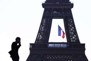 Un homme devant la Tour Eiffel (photo d'illustration).