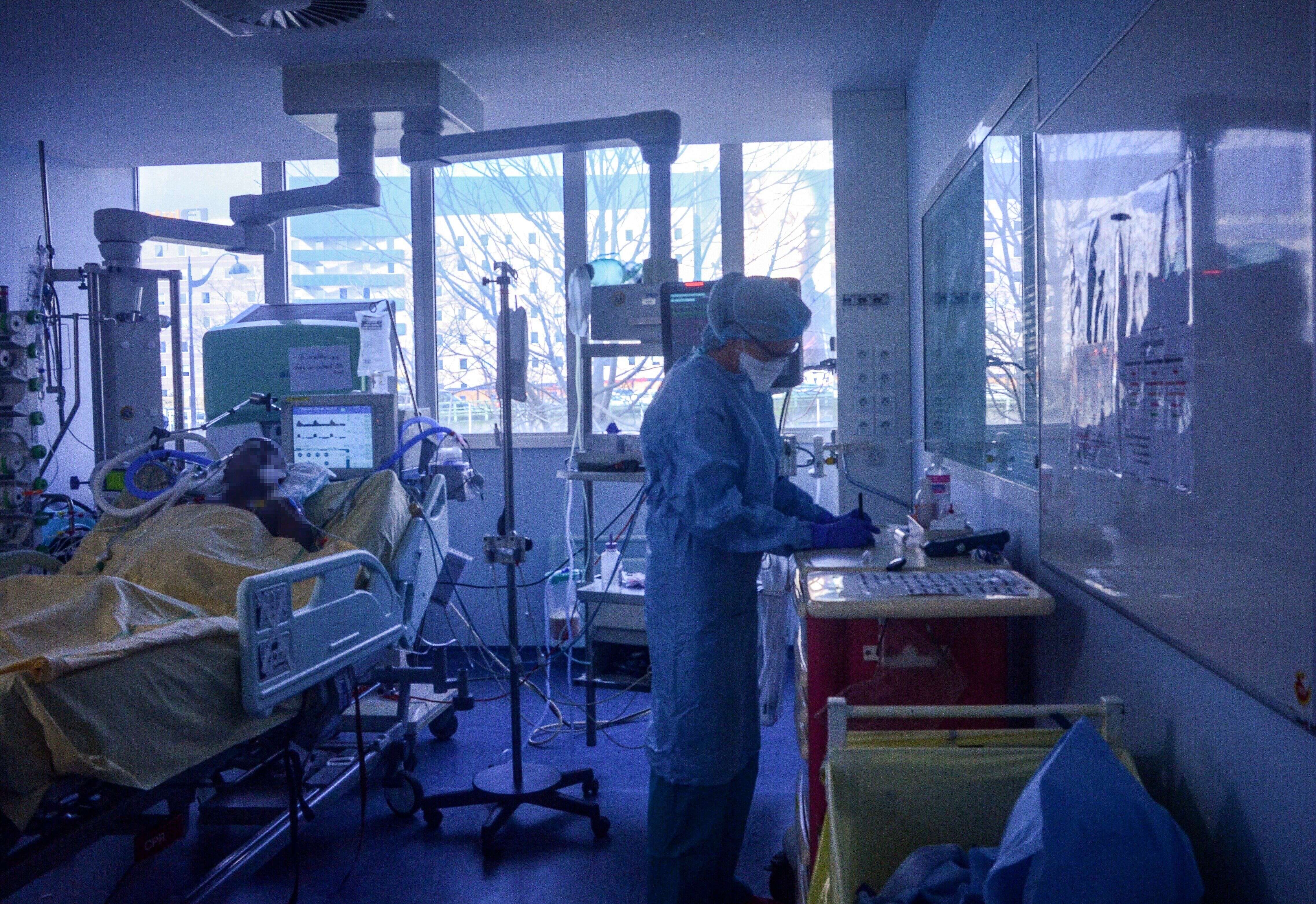 Une infirmière s'occupant d'un patient atteint du Covid-19 dans l'unité de soins intensifs de l'hôpital Bichat, à Paris, le 13 mars 2020.