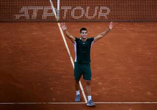 Carlos Alcaraz, 19 ans, est l'un des tennismen les plus impressionnants depuis le début de la saison. Au point de se présenter en favori à Roland-Garros face à Rafael Nadal et Novak Djokovic? Photo prise le 8 mai dernier à l'occasion de la victoire d'Alcaraz au Masters 1000 de Madrid.