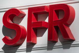 Le logo SFR, visé par une plainte de l'UFC-Que Choisir, devant une boutique à Rennes le 25 mars 2021