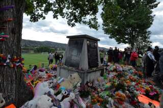 Un mémorial où ont été retrouvés 215 corps d'enfants autochtones admis dans le pensionnats à Kamloops, au Canada le 5 juin 2021.
