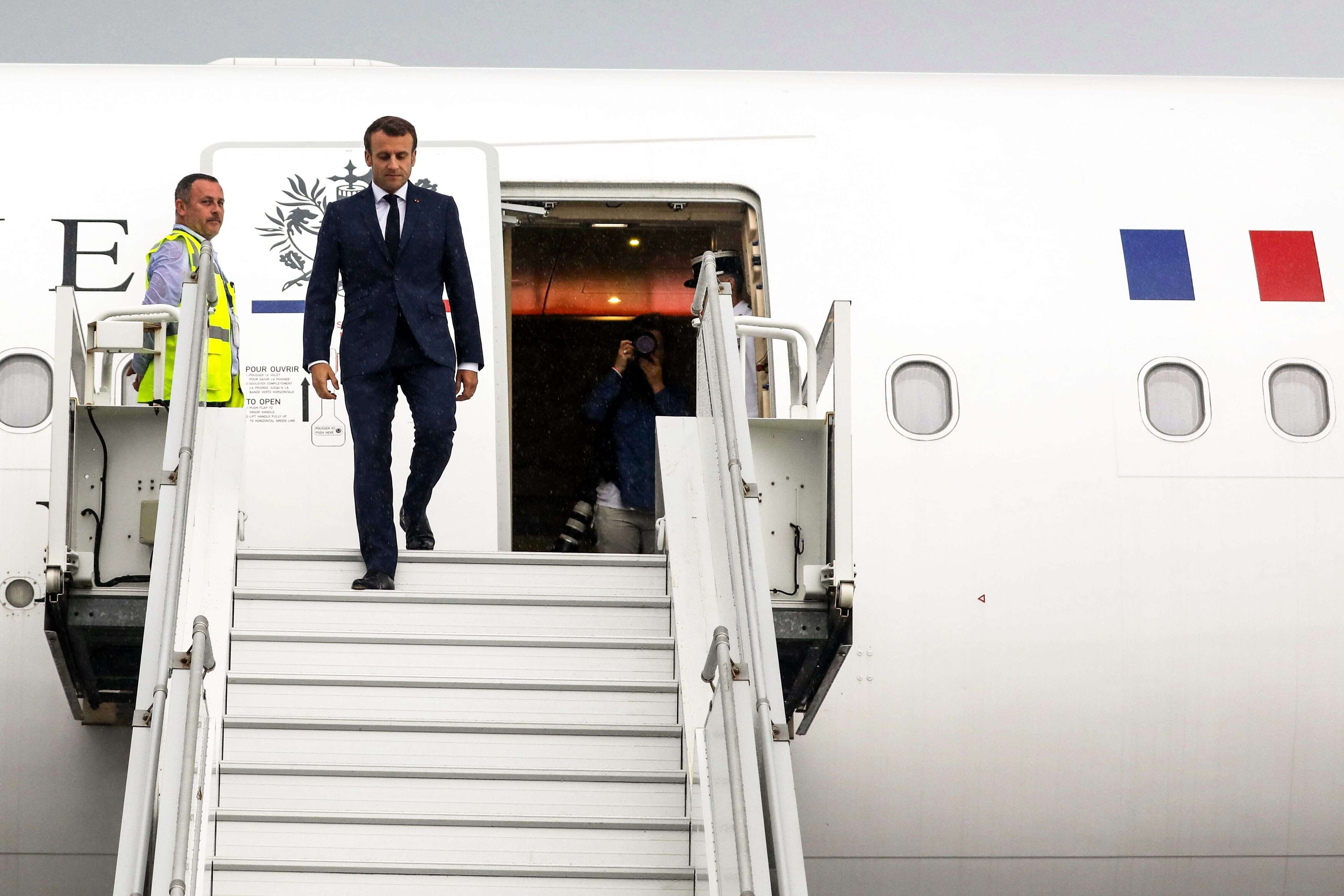 Emmanuel Macron sortant de l'avion présidentiel à La Réunion (illustration).