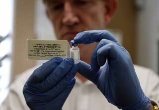L'université d'Oxford va mener des essais cliniques dans l'espoir de trouver un vaccin contre le coronavirus dès cet automne (Image d'illustration: le professeur Adrian Hill, directeur du Jenner Institute, lors des essais cliniques contre Ebola en 2014).