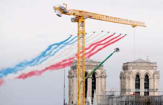La Patrouille de France survolant Notre-Dame de Paris le 14 juillet 2020.