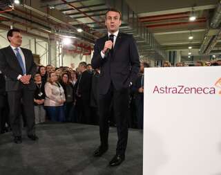 Emmanuel Macron le 20 janvier, lors d'une visite d'une usine produisant le vaccin AstraZeneca à Dunkerque.