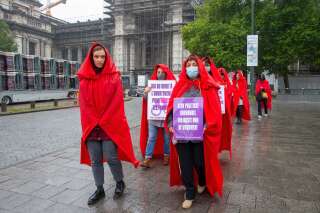 Des femmes du 'Centre d'action laïque' manifestent à l'occasion de la journée mondiale du droit à l'avortement, le 28 septembre à Bruxelles, devant le palais de justice. (Photo NICOLAS MAETERLINCK/BELGA MAG/AFP via Getty Images)