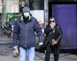 Des personnes portant un masque dans les rues de Berlin en Allemagne