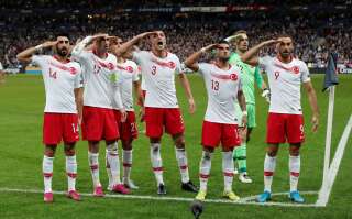 Après leur but et à la fin du match France-Turquie au Stade de France ce 14 octobre, les joueurs turcs ont fait ce geste controversé.