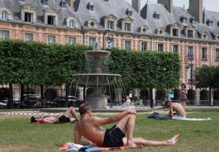 Dès qu'il fait chaud, comme ici en 2015, les Français cherchent un peu de fraîcheur dans les parcs.