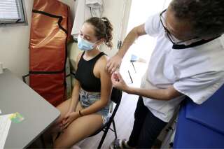 Une adolescente recevant une dose du vaccin anti-Covid Pfizer à Aregno, en Haute-Corse, le 22 juillet 2021.