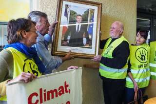 Décrochage du portrait d'Emmanuel Macron à la mairie de Cabestany