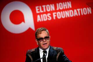 Elton John soutient la pétition d'Amnesty international contre 