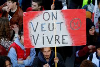 Des étudiants participent à une manifestation contre la réforme des retraites à Marseille.