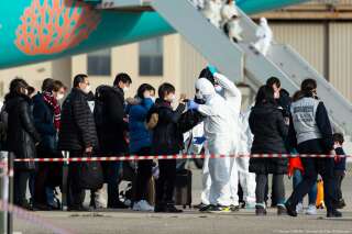 Une vingtaine de passagers du deuxième vol de rapatriement en provenance de Wuhan, ici photographiés le 2 février à leur arrivée à Istres, avaient été testés négatifs au coronavirus après une suspicion.